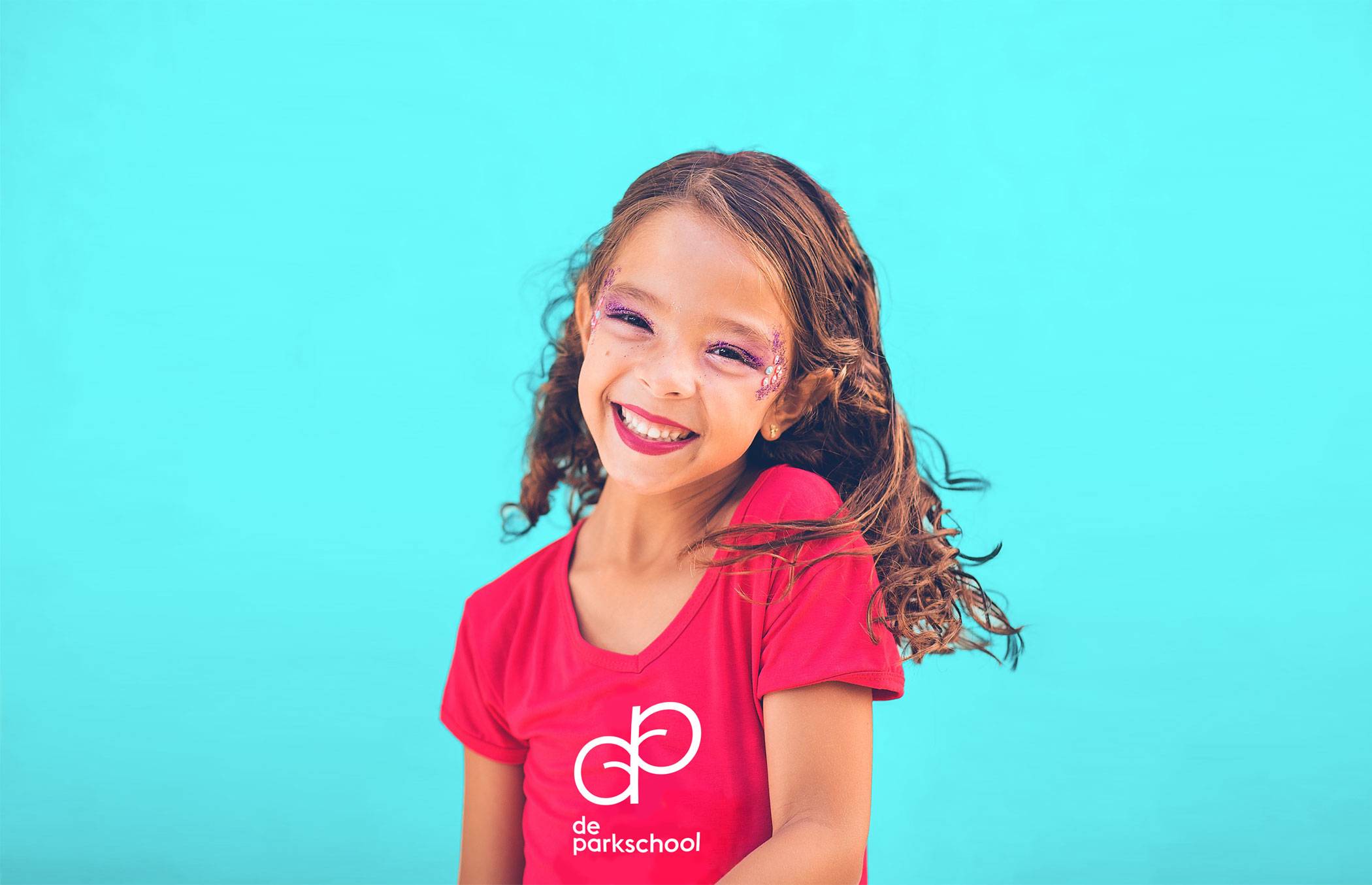 smiling girl with De Parkschool logo on her shirt